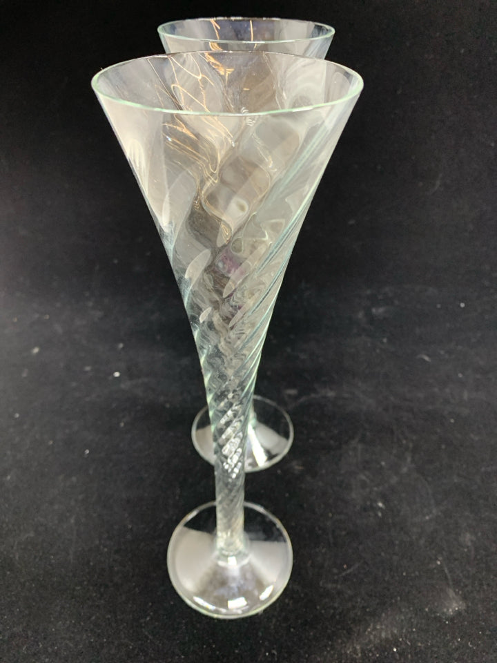 2 CLEAR RIBBED GLASS CHAMPAGNE FLUTES.