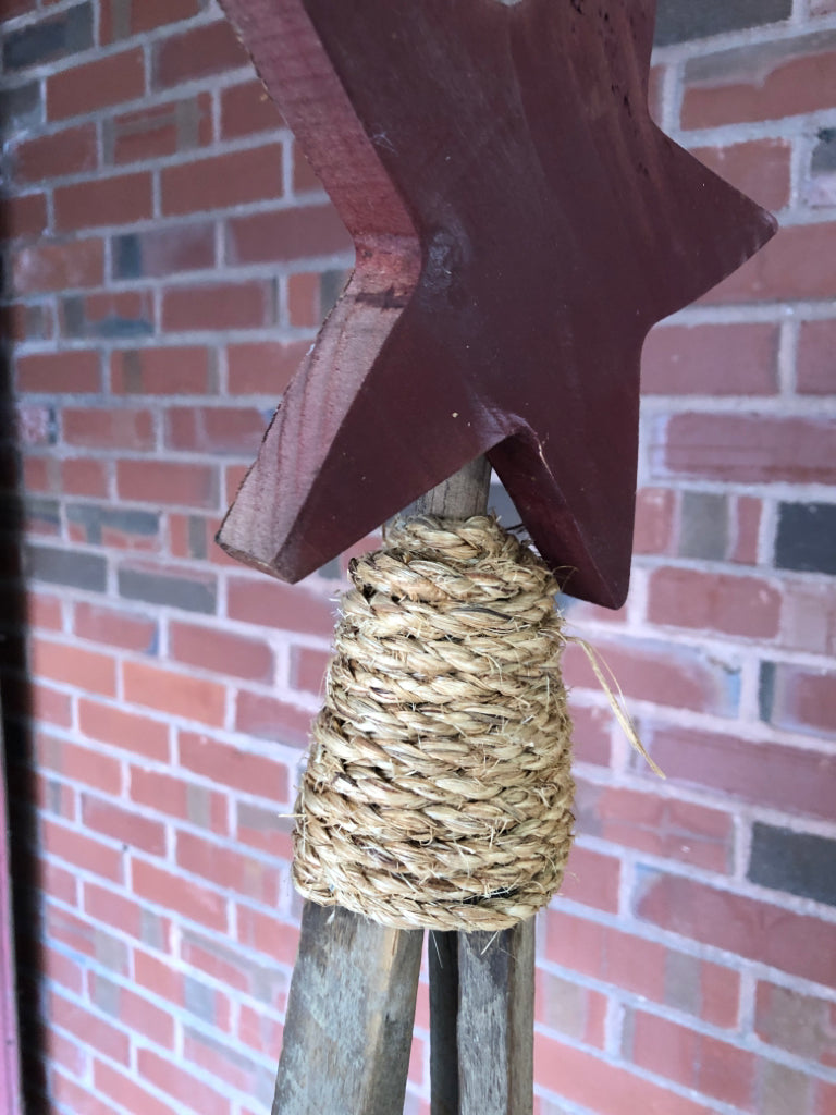 PRIMITIVE DECORATIVE RED STAR STAND.