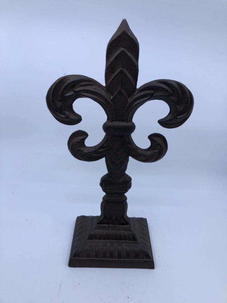 HEAVY RUSTIC METAL FLEUR DE LIS.