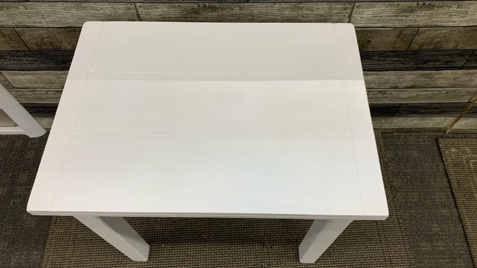 WHITE PAINTED WOOD SIDE TABLE.