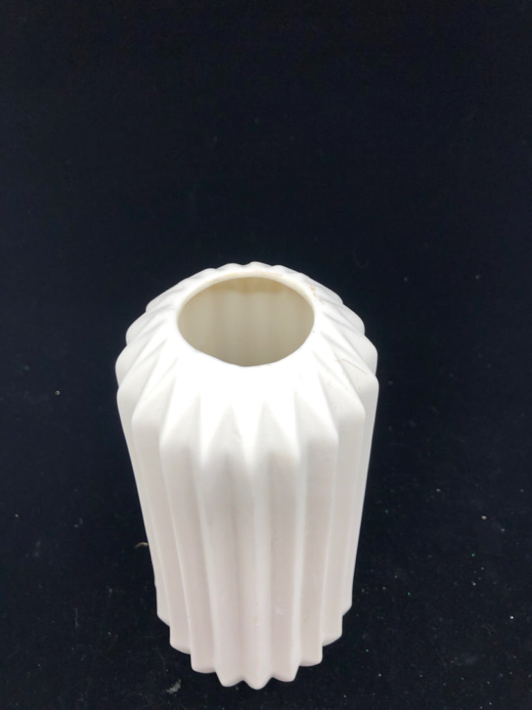 WHITE CERAMIC RIBBED VASE.