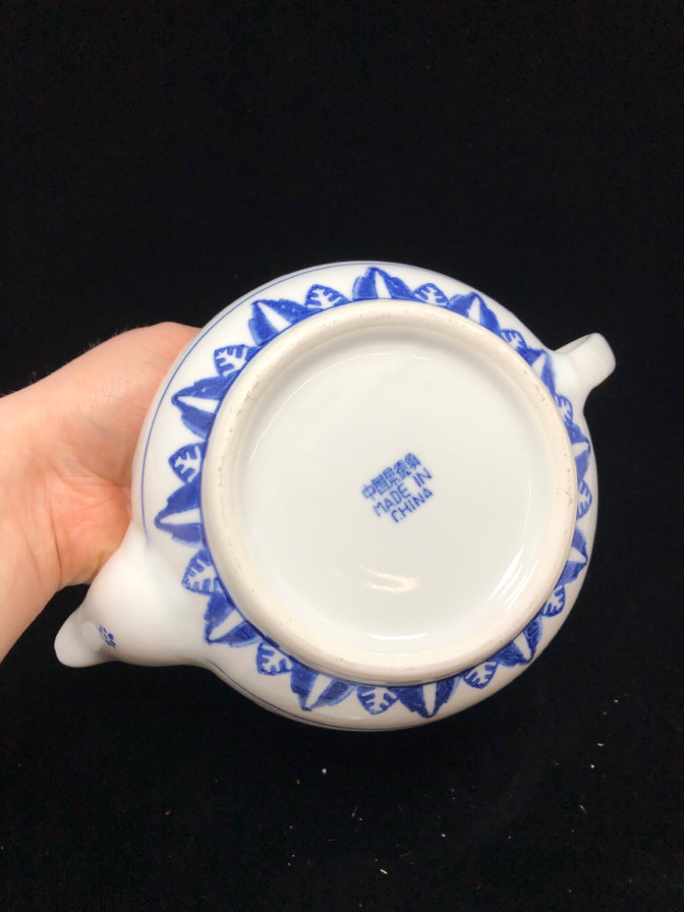 SHORT TEAPOT W/BLUE ACCENTS.