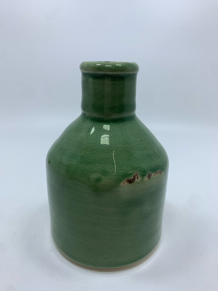 SM RUSTIC GREEN GLAZED VASE.