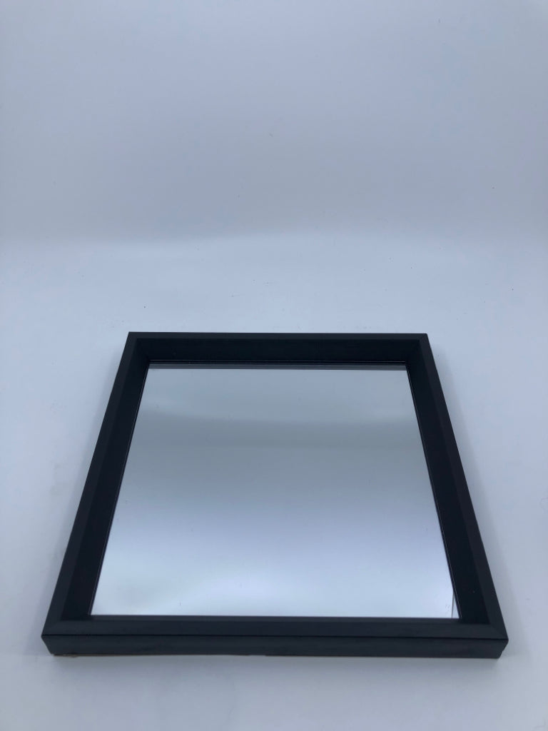 BLACK SQUARE MIRROR.