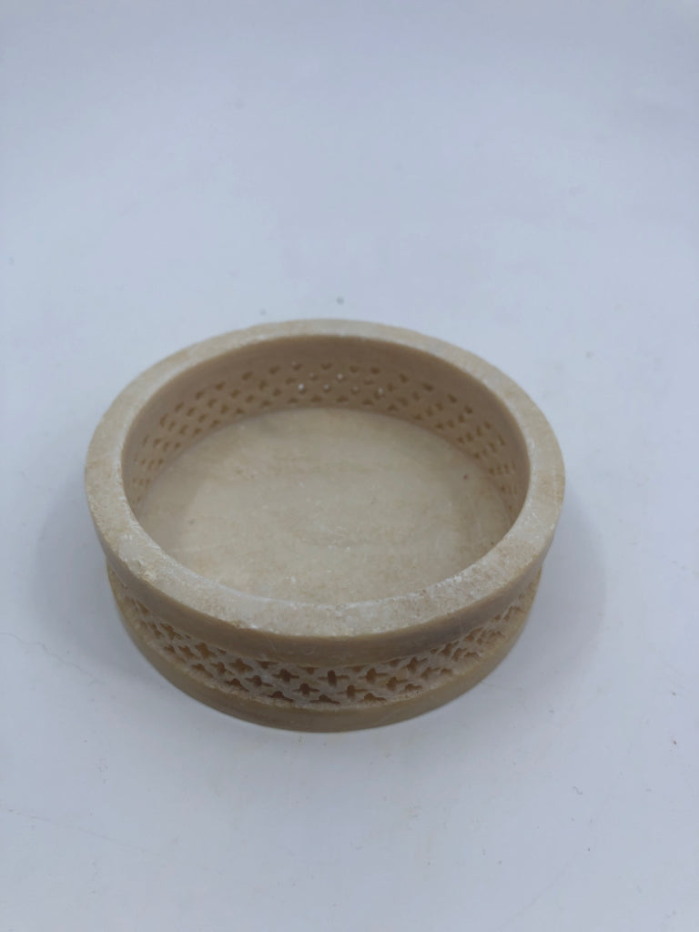 SMALL ROUND SHELL TRINKET BOX.