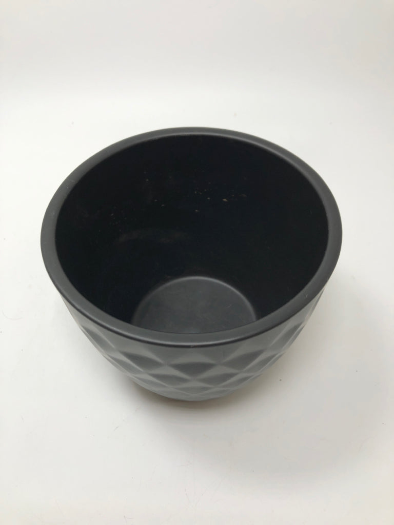 DIAMOND TEXTURED BLACK GERMAN PLANTER.