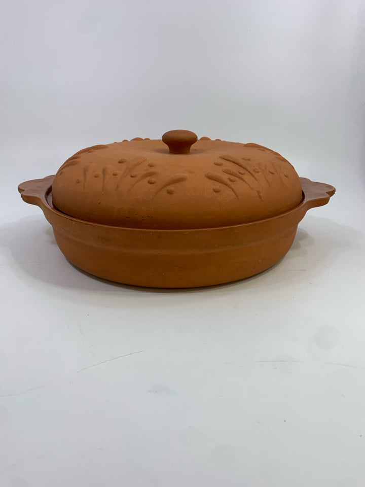 ROUND TERRA COTTA CLAY BAKING DISH W/LID AND HANDLES.