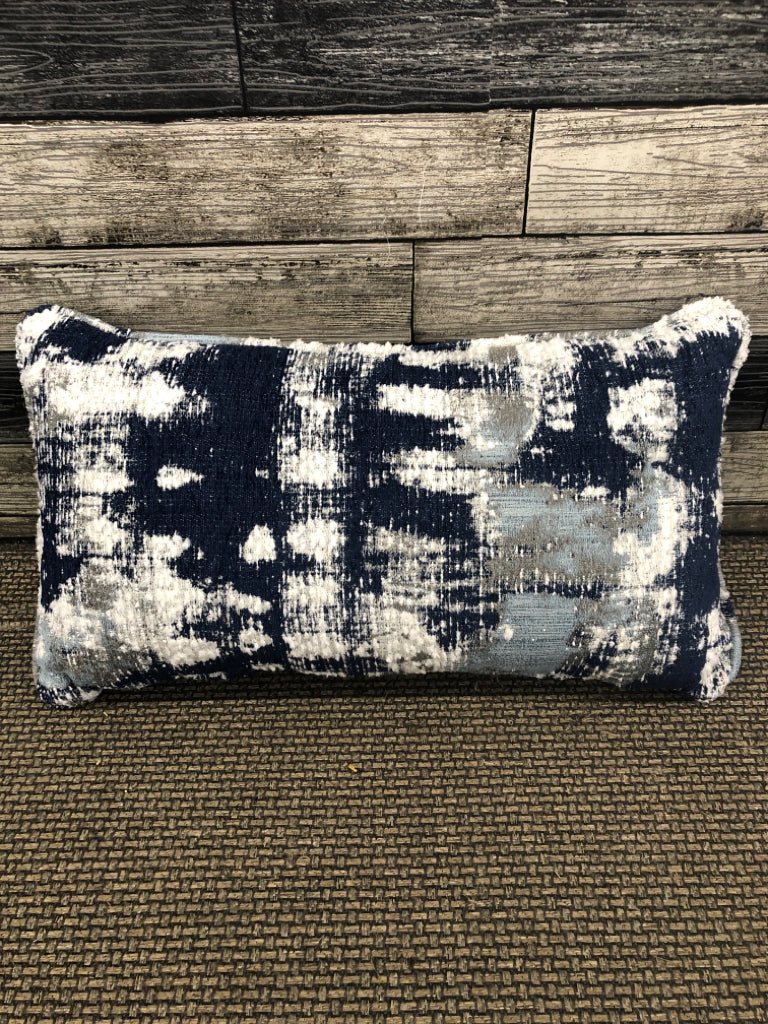 RECTANGLE WHITE/NAVY TEXTURED PILLOW.