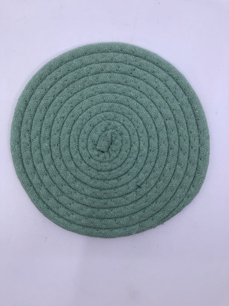 BRAIDED TRIVET