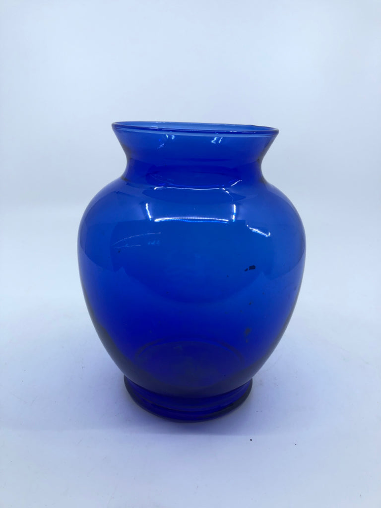 SHORT COBALT BLUE VASE.