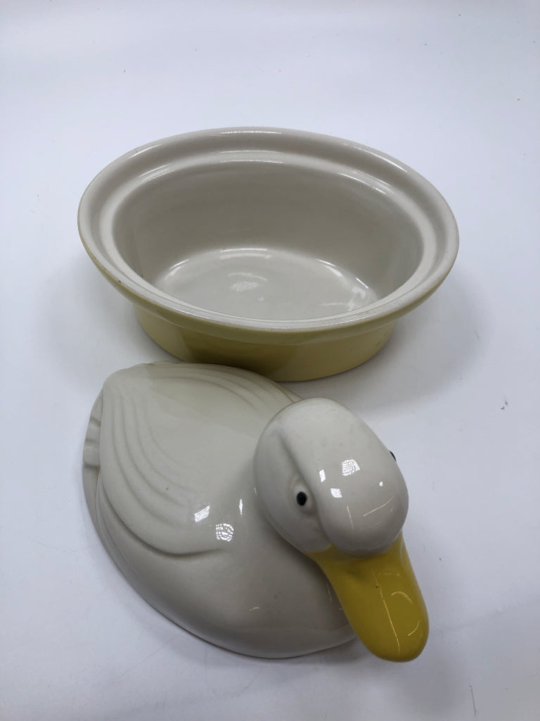 VTG SM HALL CARBONE YELLOW DUCK CASSEROLE DISH.