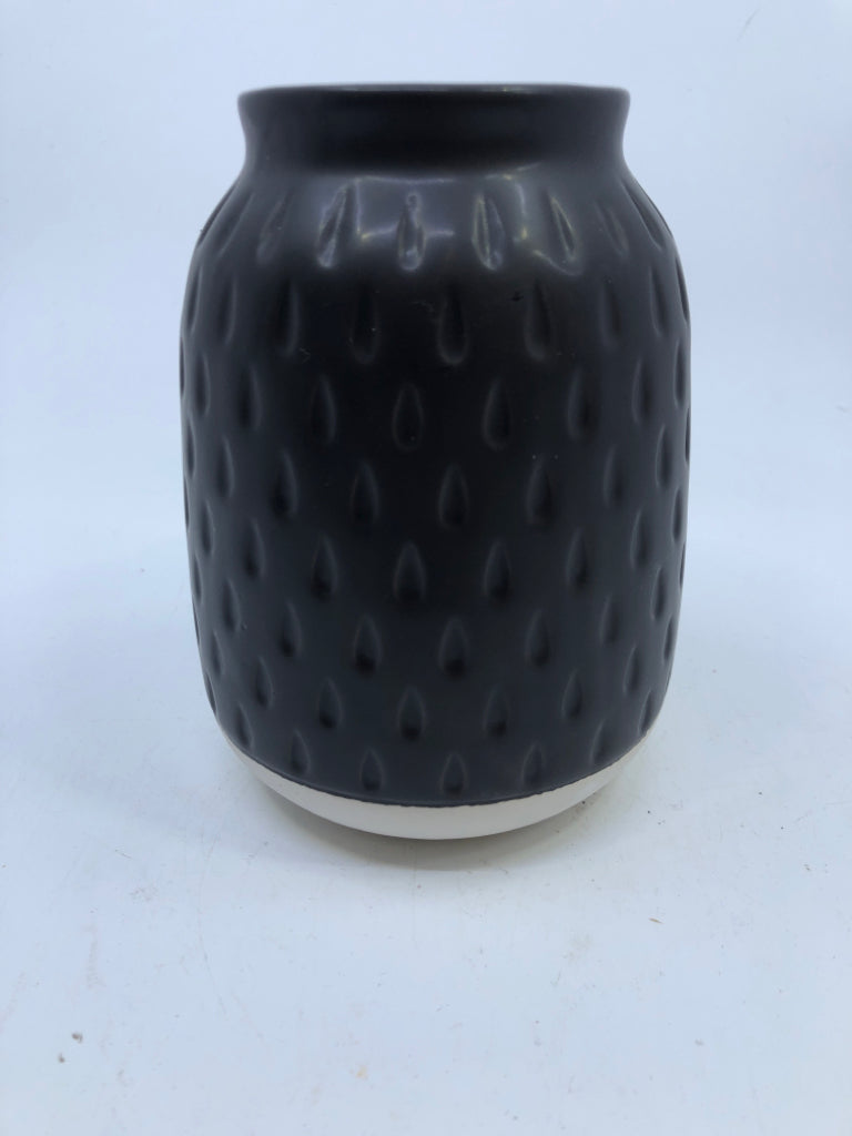 BLACK W WHITE BOTTOM VASE.