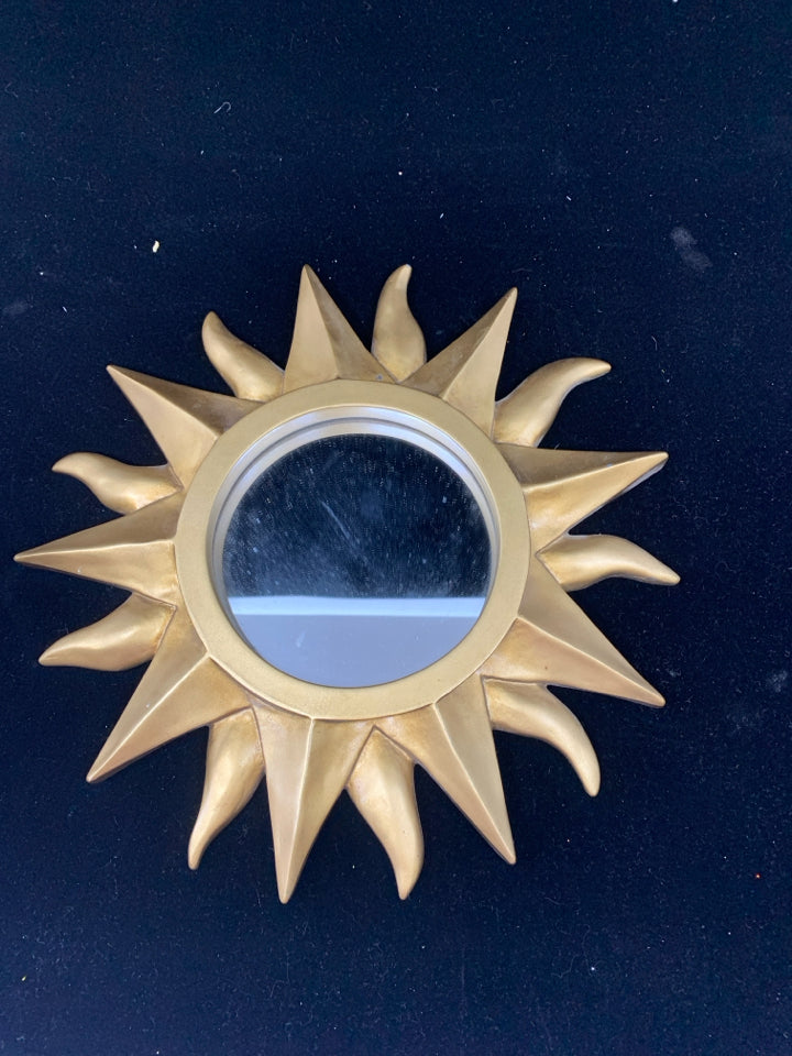 GOLD PAINTED SUN MIRROR WALL HANGING.