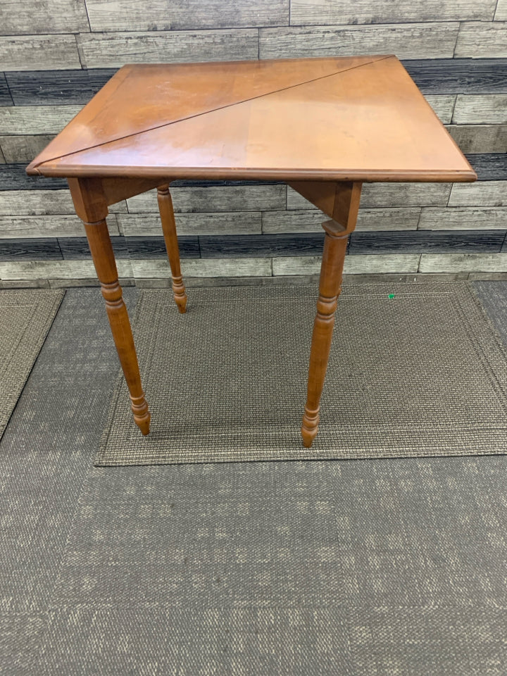 VTG SQUARE- TRIANGLE COLLAPSIBLE TABLE.