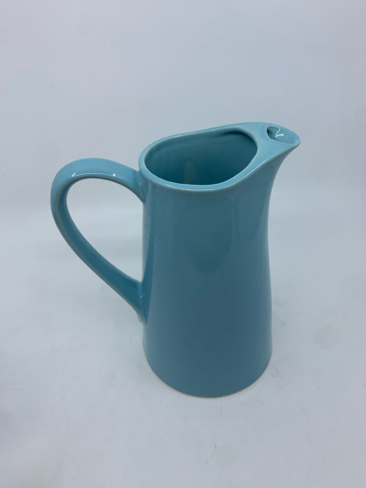 BLUE PITCHER W ICE LIP.