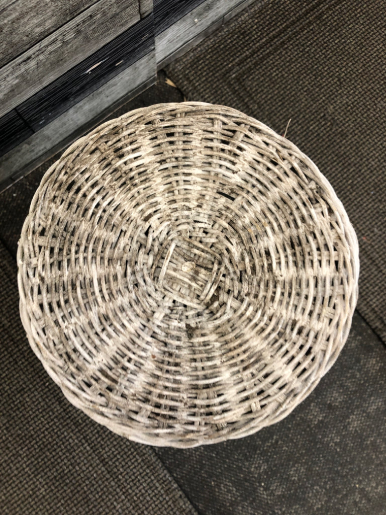 WHITE WICKER HAMPER W/ COVER.