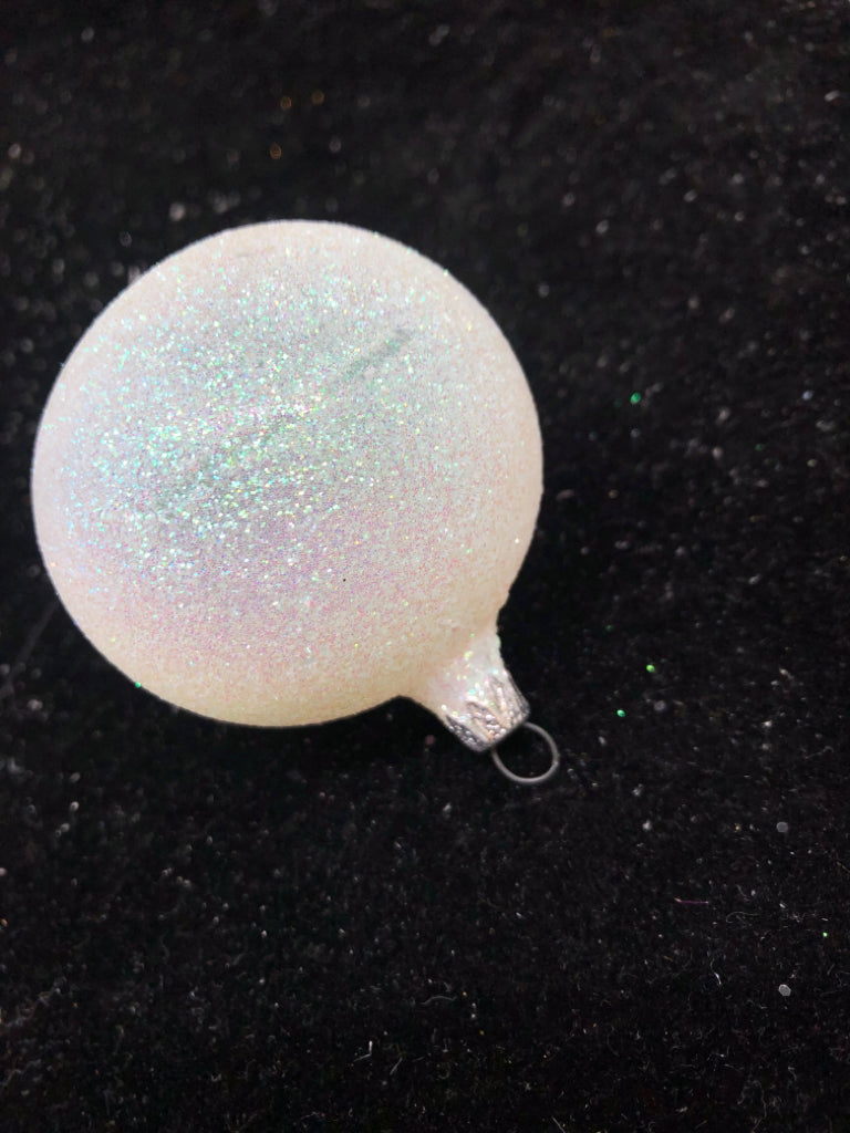 WHITE GLITTER BALL ORNAMNET.