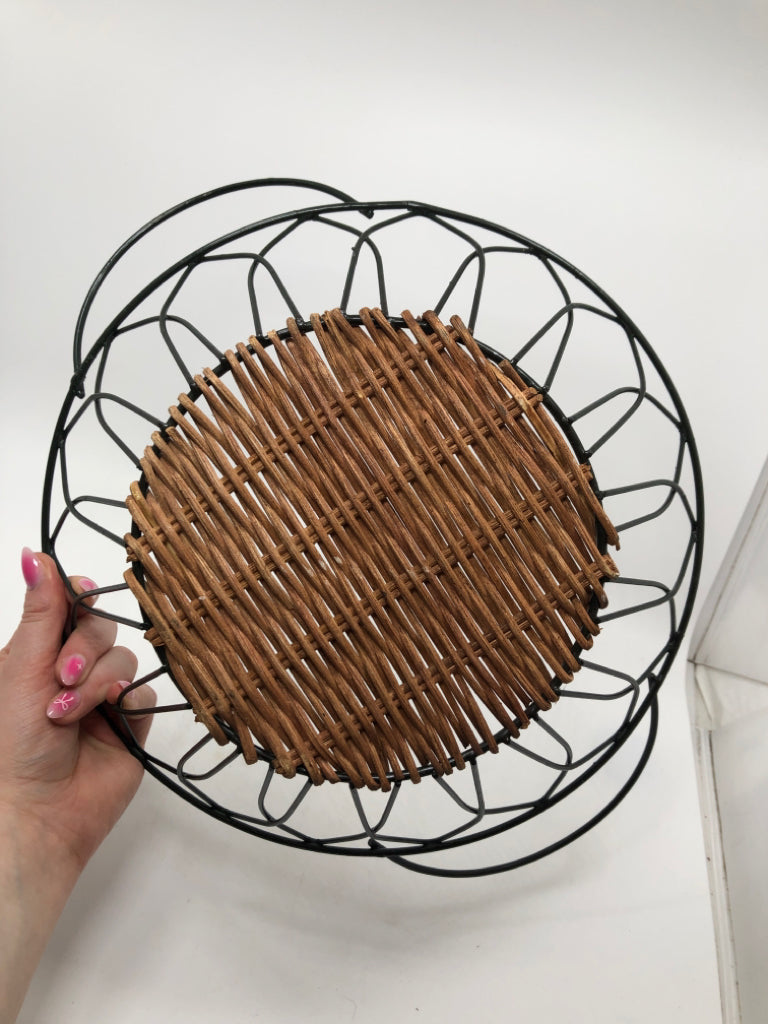 GREEN METAL BASKET W/WICKER BOTTOM.