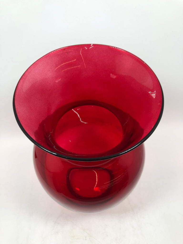 RED GLASS FLARE VASE.