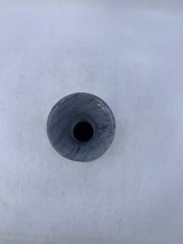 VERMONT MARBLE EXHIBIT LIGHT GREY MARBLE VASE.