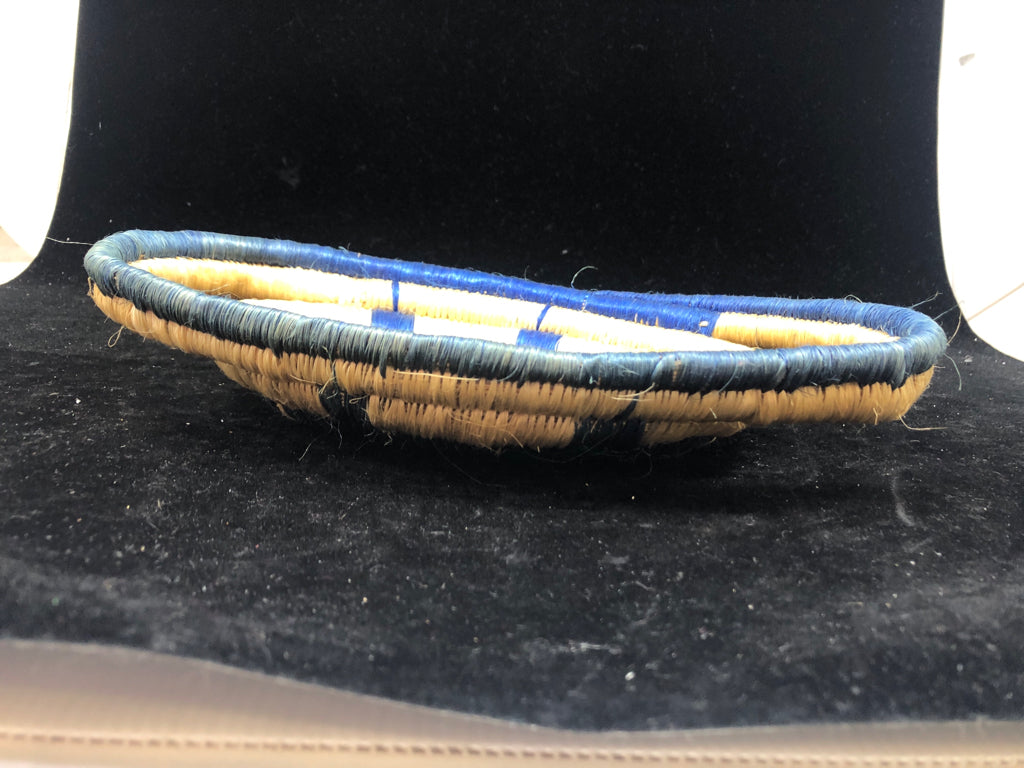 BLUE OVAL WOVEN TRAY.