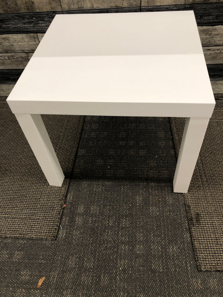 LIGHT-WEIGHT TABLE WHITE SQUARE.