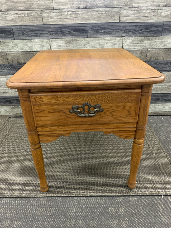 OAK WOOD SIDE TABLE W 1 DRAWER.