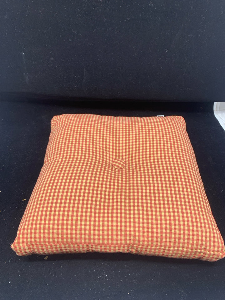 SMALL RED CHECKERED PATTERN PILLOW.