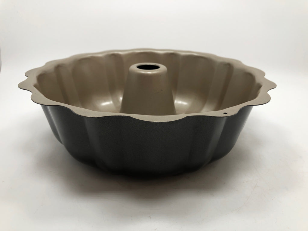 BLACK BUNDT PAN.