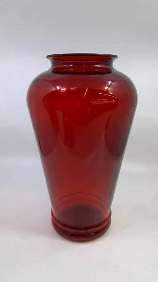RED GLASS VASE.