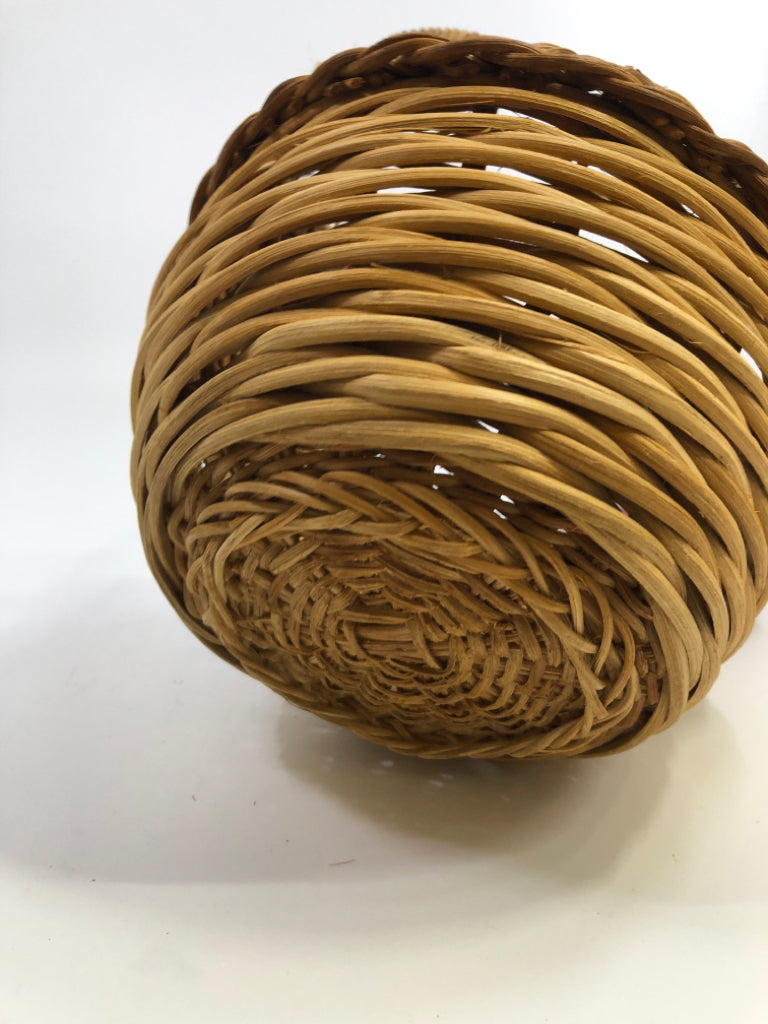 ROUND BASKET W/PLAID BOW, HEART.