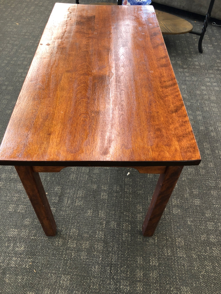 WOOD COFFEE TABLE.