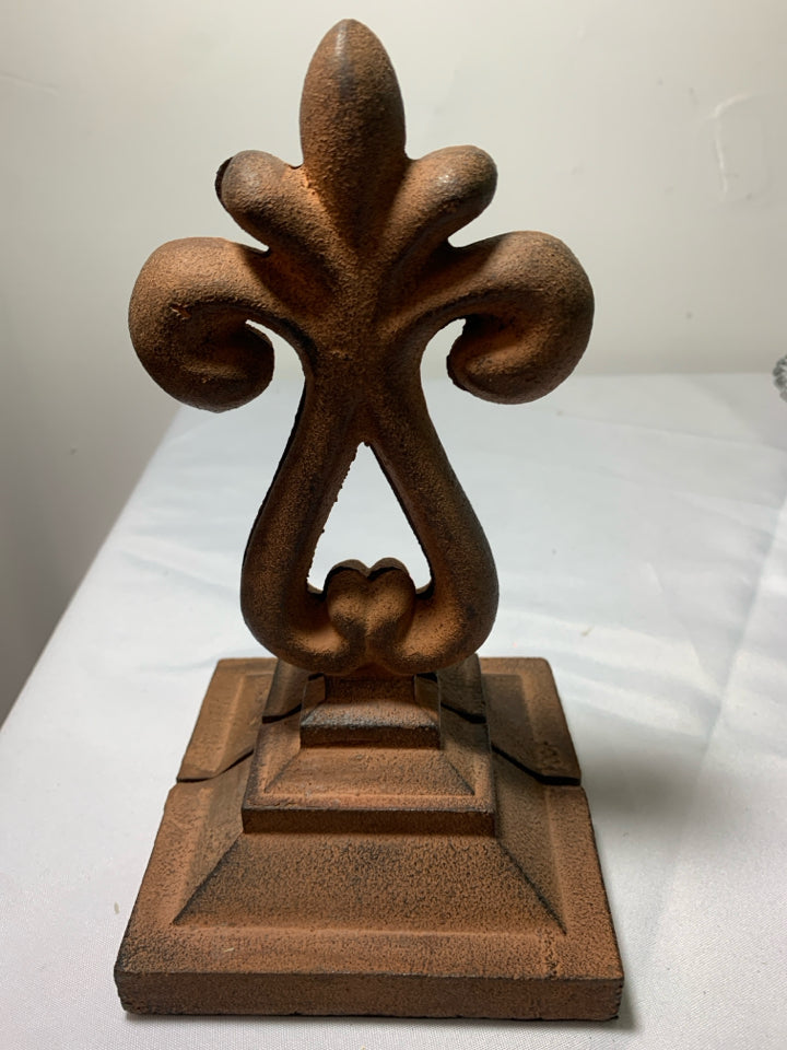 2 HEAVY METAL SCROLL DESIGN RUST COLOR BOOK ENDS.