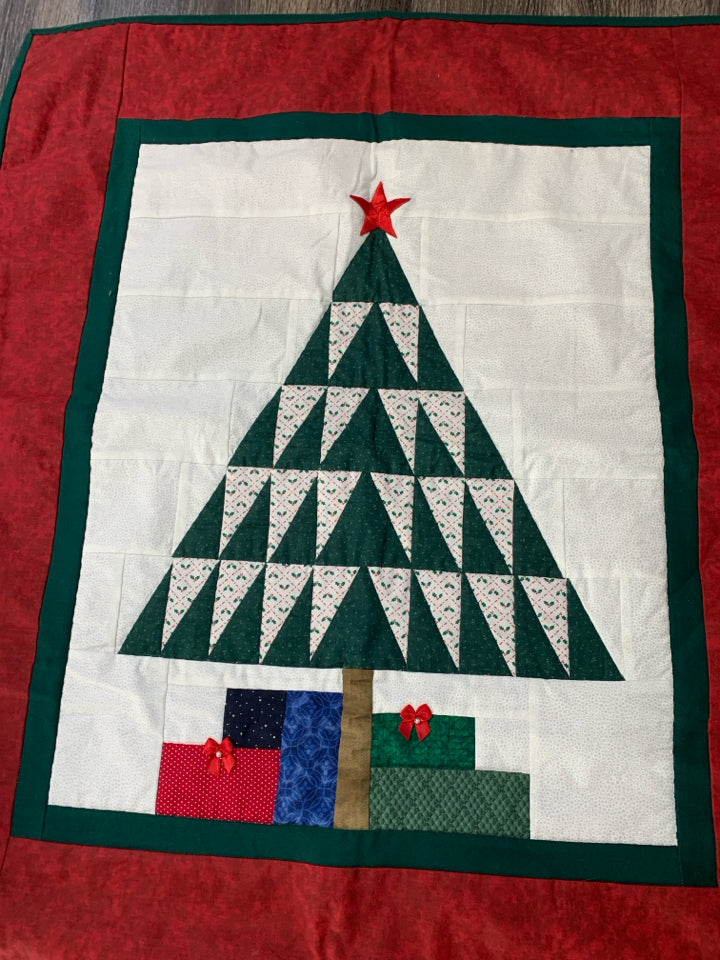 QUILTED CHRISTMAS TREE TAPESTRY.