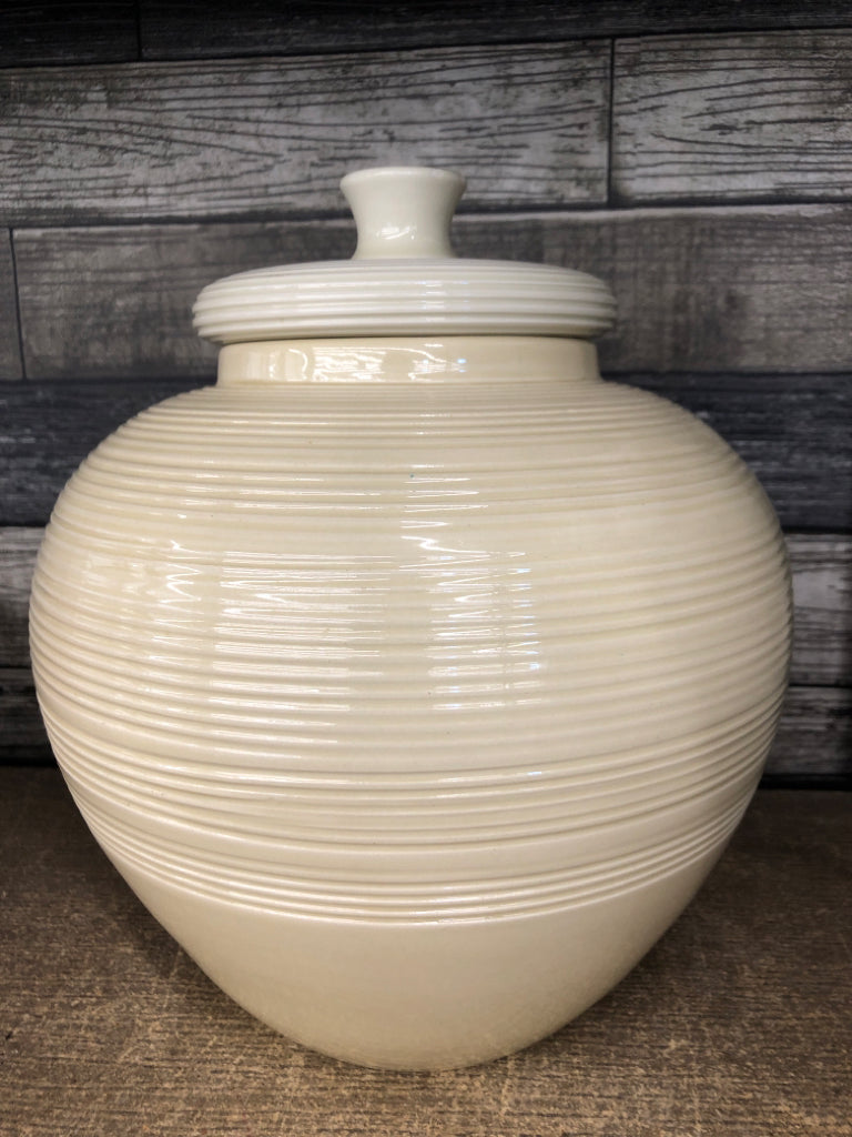 LG COVERED CERAMIC JAR.