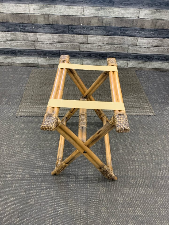 VTG RATTAN LUGGAGE HOLDER.