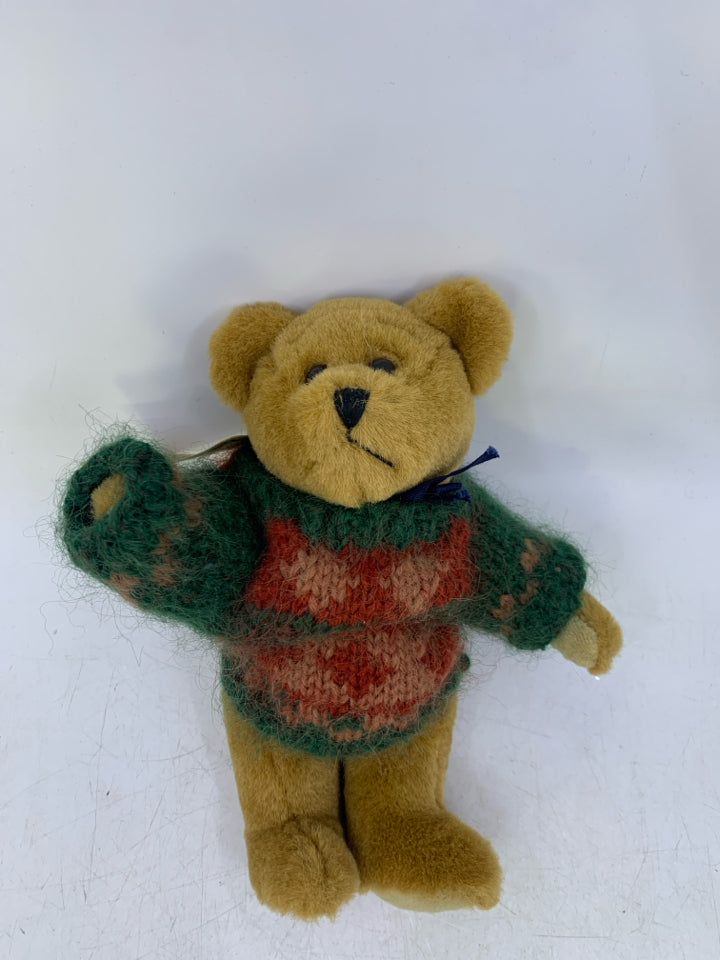 CARMEL COLORED SMALL BEAR W/ GREEN/RED SWEATER.