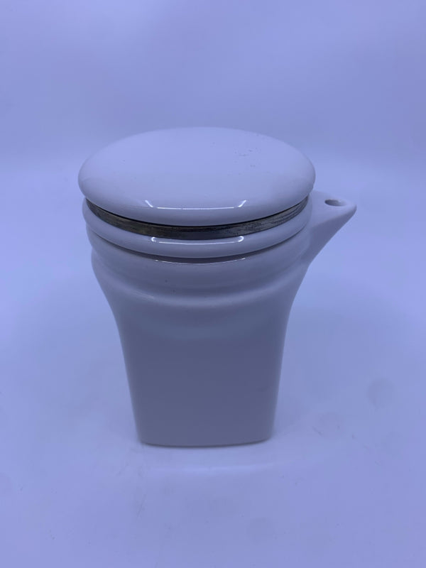 CREAMER CANISTER WITH SPOUT AND LID.