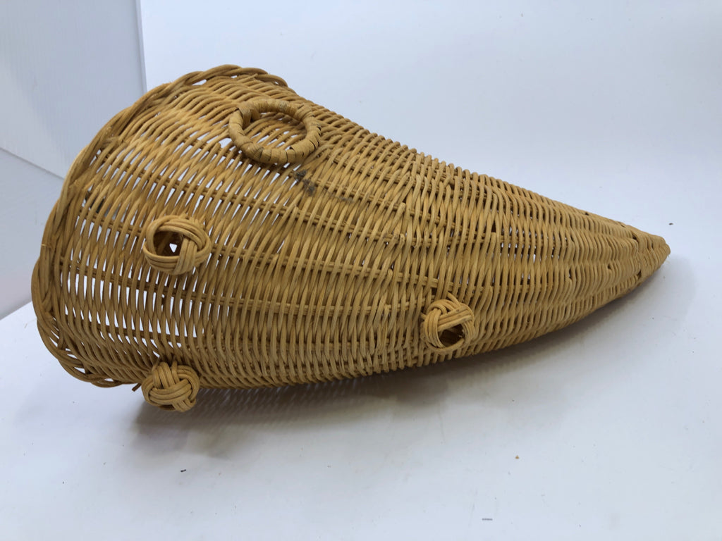 BLONDE CORNUCOPIA BASKET.