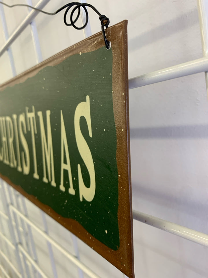 GREEN MERRY CHRISTMAS METAL SIGN.