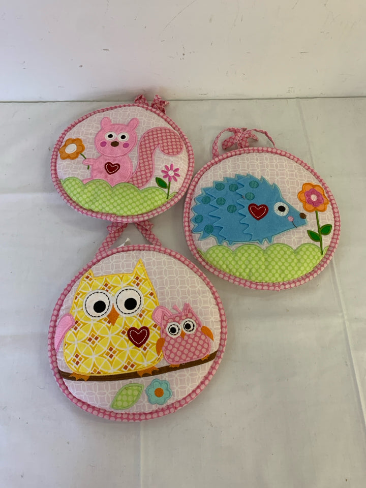 3 CLOTH OWL HEDGEHOG AND SQUIRREL WALL HANGING.