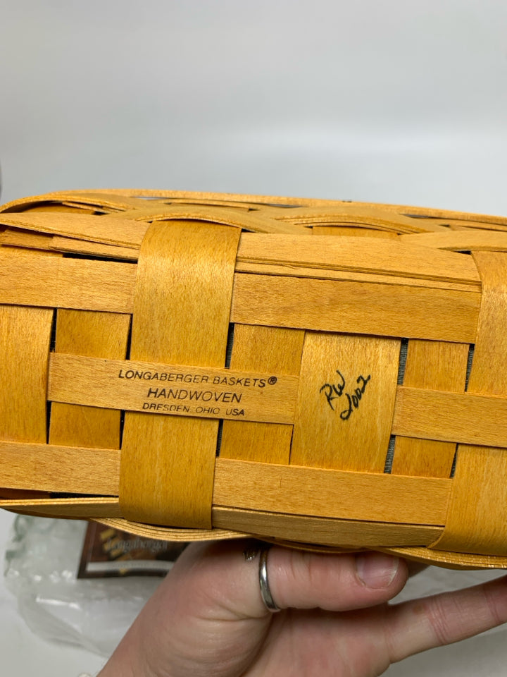 NEW CRACKER BASKET W/ LINER & PROTECTOR 2002.