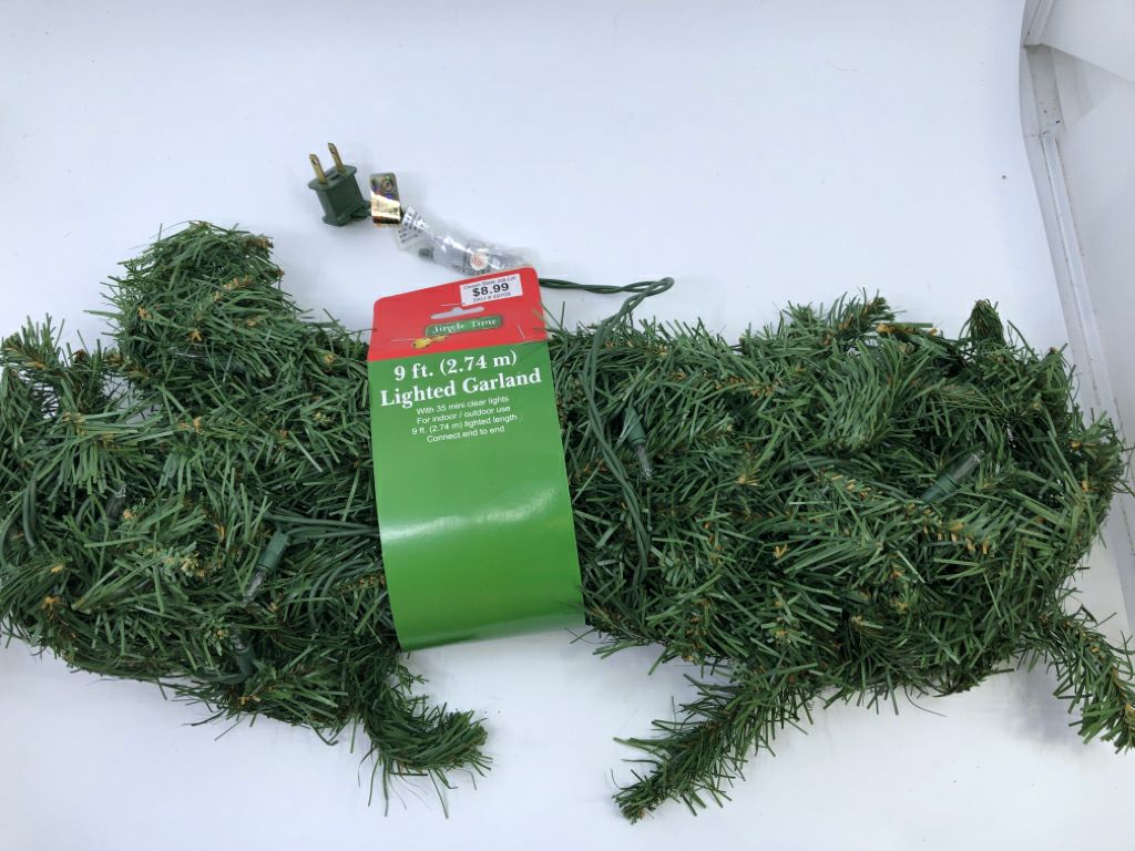 NIP LIGHT 9FT GARLAND.