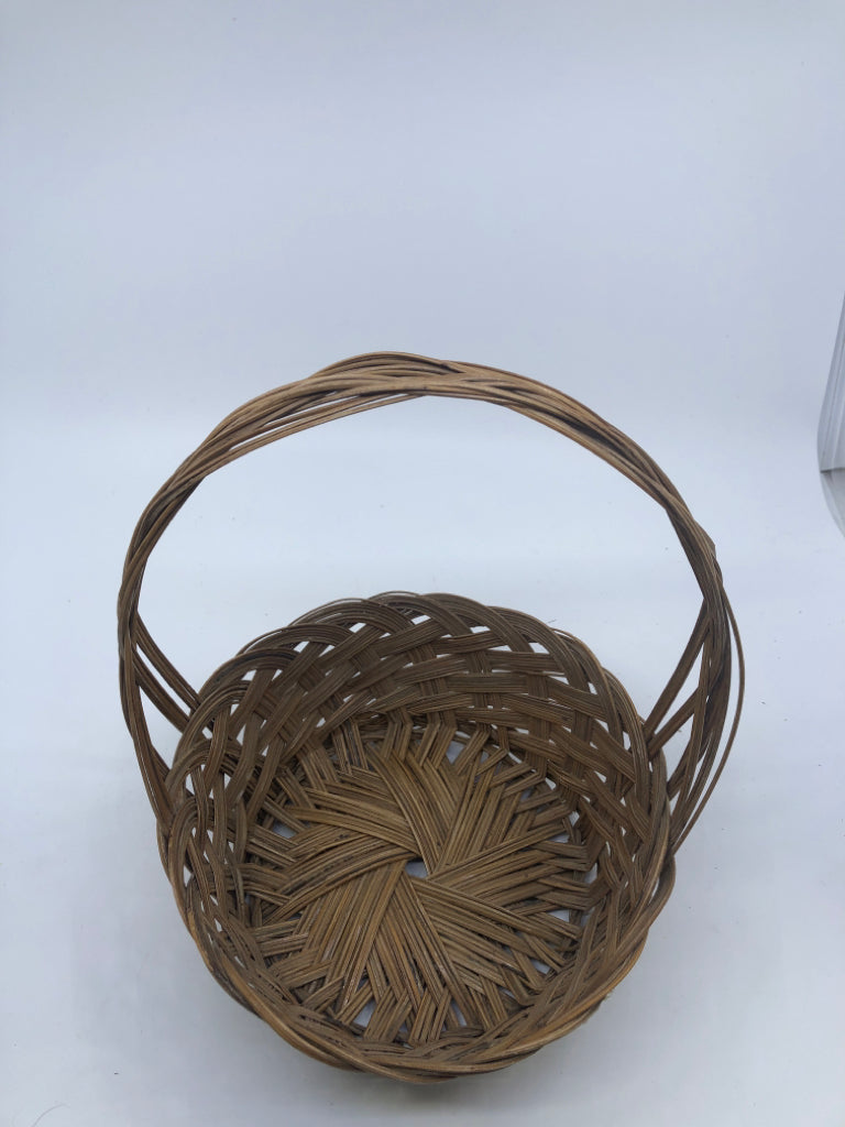 SMALL SCALLOP EDGE BASKET W HANDLE.