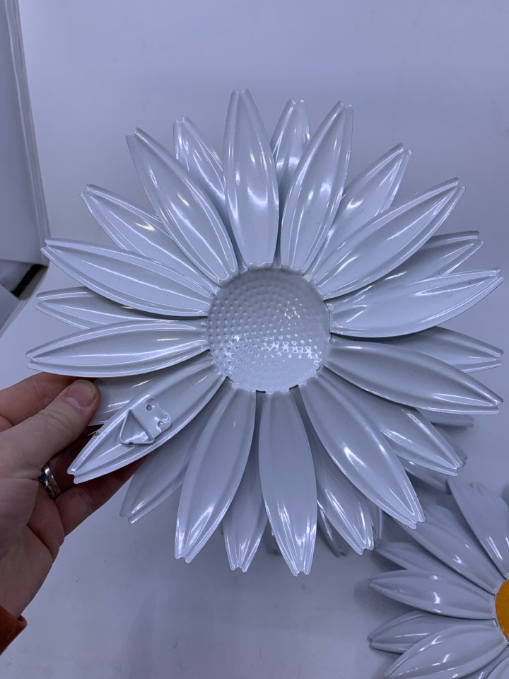 3 METAL DAISY FLOWERS 3D.