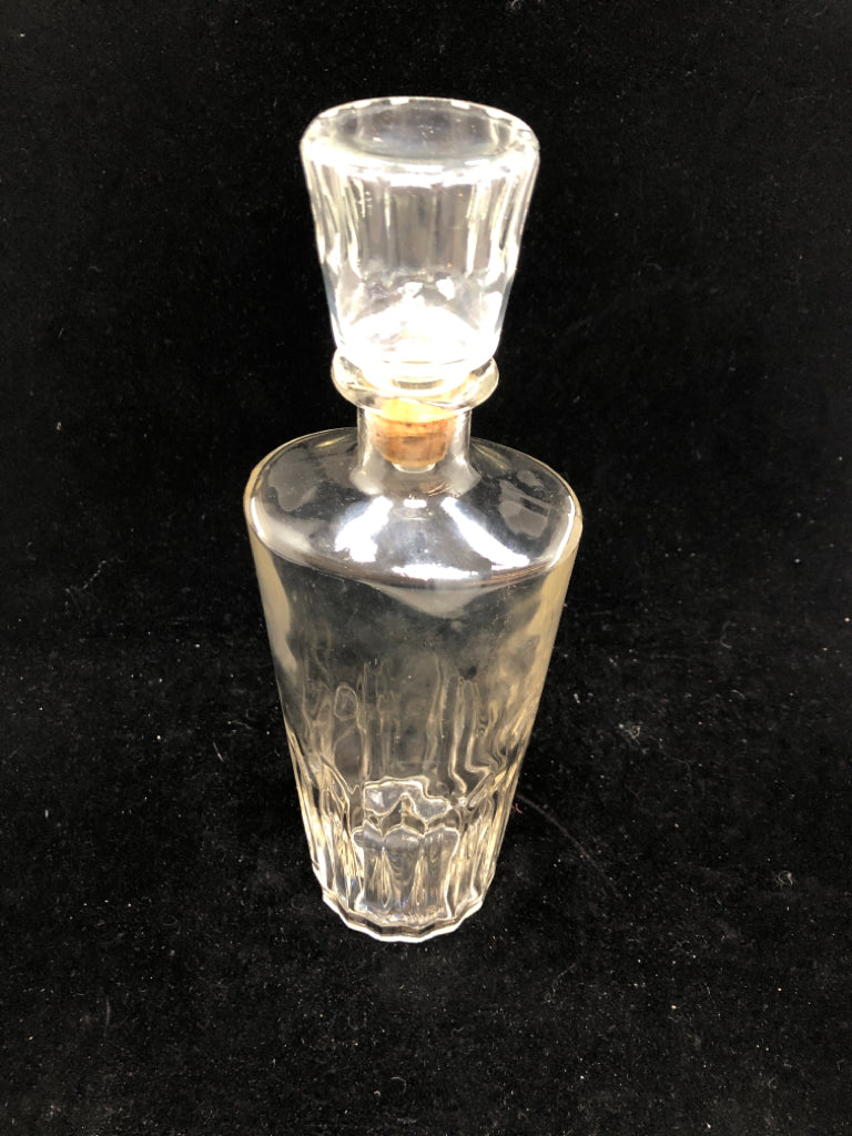 RIBBED BOTTOM CLEAR GLASS DECANTER.