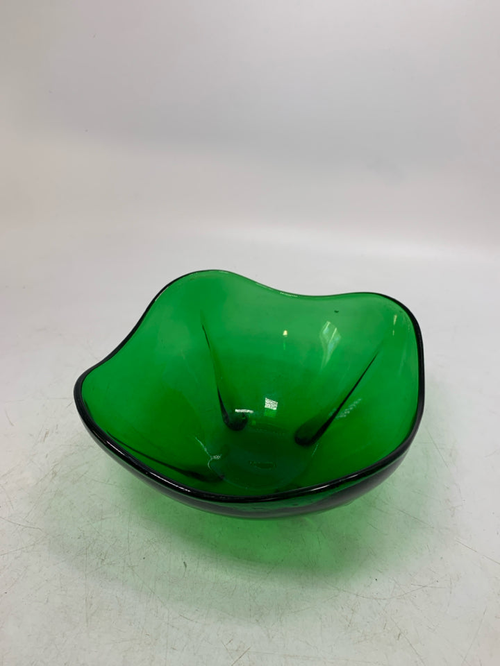 DARK GREEN GLASS BOWL W/ ROUNDED POINT EDGES.