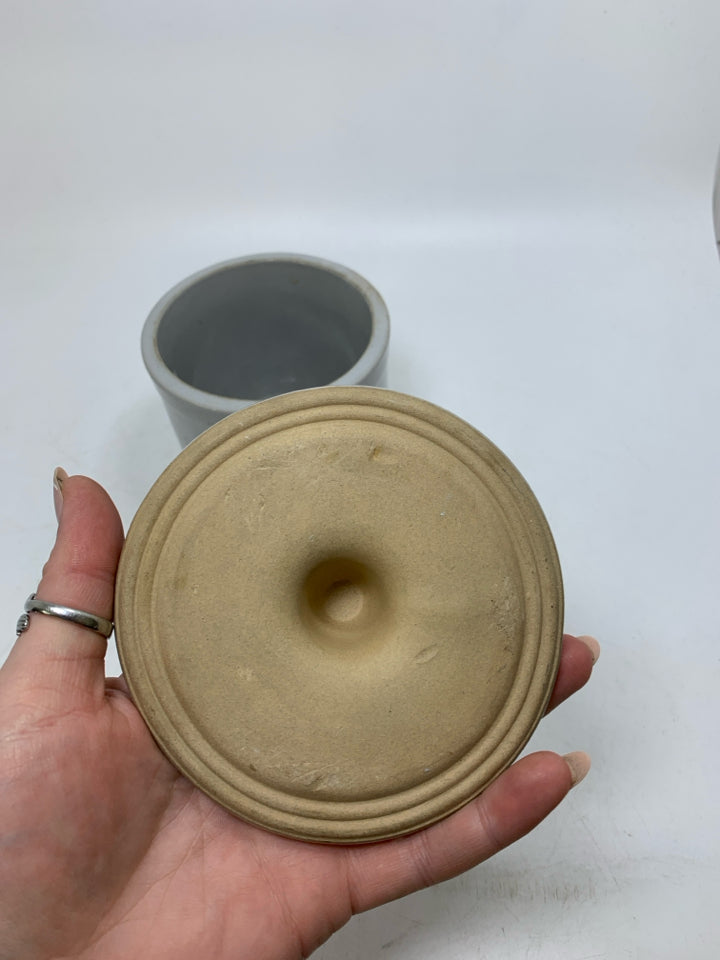 VTG STONEWARE CROCK W/ LIBERTY BELL 1776-1976 LID NO CLASP.