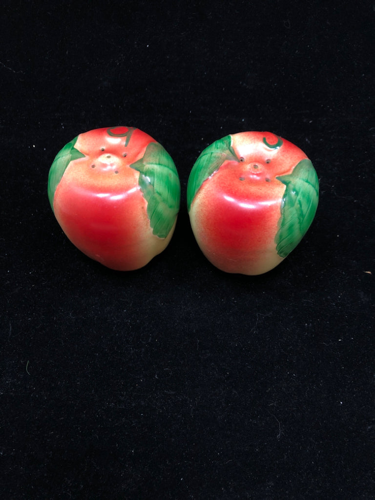 VTG CERAMIC APPLE SALT/PEPPER SHAKERS.