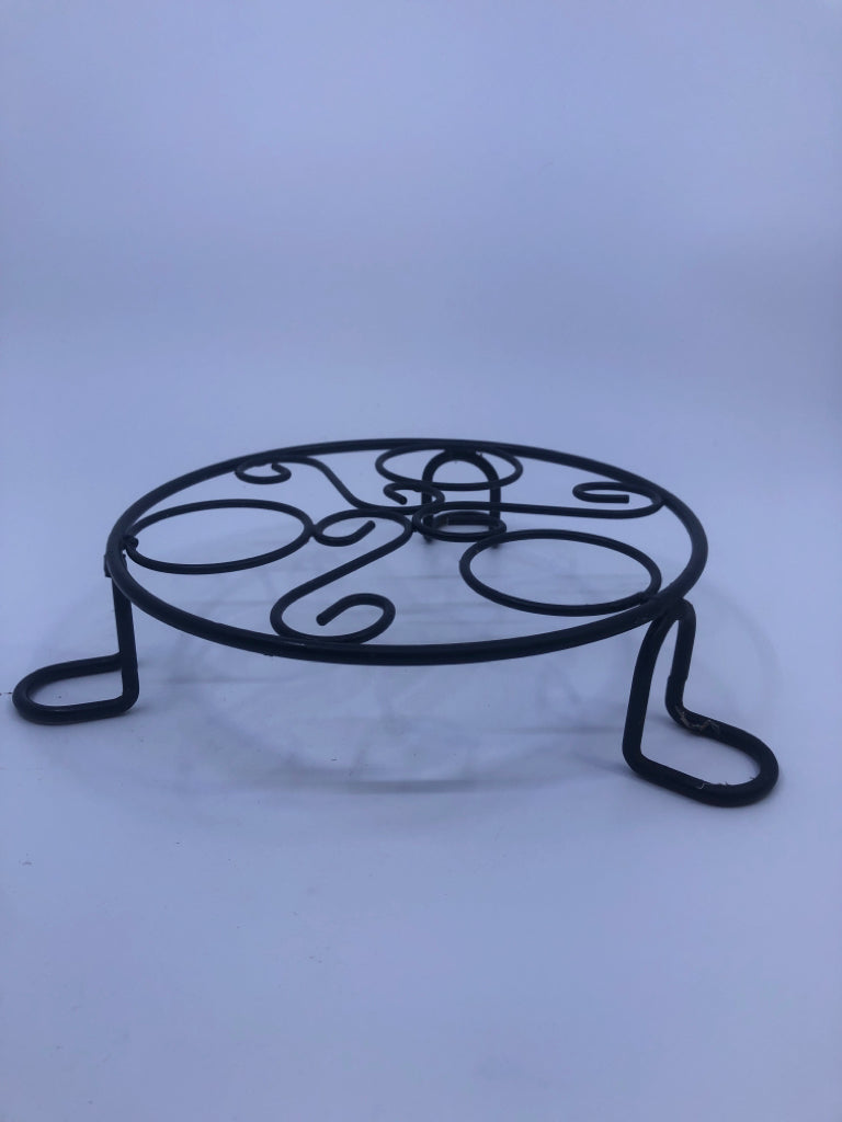 ROUND BLACK METAL FOOTED TRIVET.